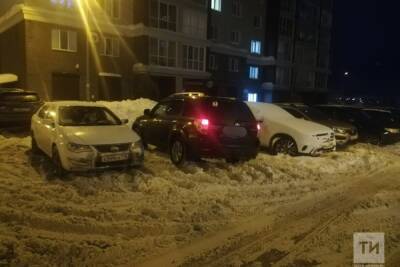 В Казани ребенок выбежал из-за припаркованного авто и попал под машину