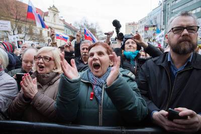 Митинг в поддержку России проходит перед дворцом президента Словакии
