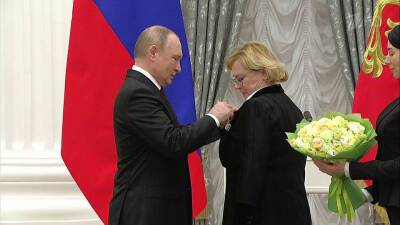 Владимир Путин в Кремле вручил высшие государственные награды выдающимся деятелям страны