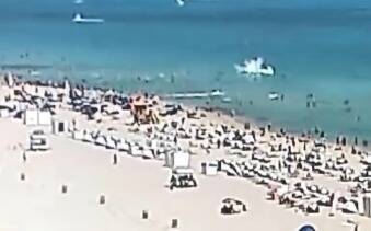 Вертолет упал в океан рядом с пляжем в Майами-Бич