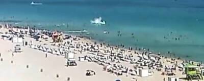 Вертолет упал рядом с пляжем в Майами-Бич, два человека пострадали