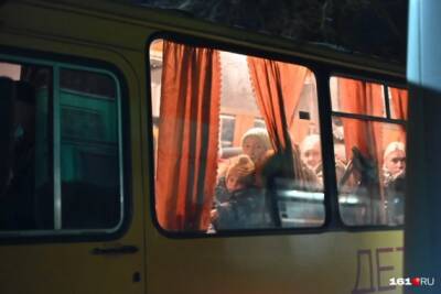 «Отойдите! Ещё едут». Что происходит в лагере для беженцев Донбасса
