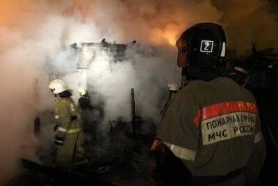 Жилой дом и гараж уничтожил пожар в городе Колпашево Томской области
