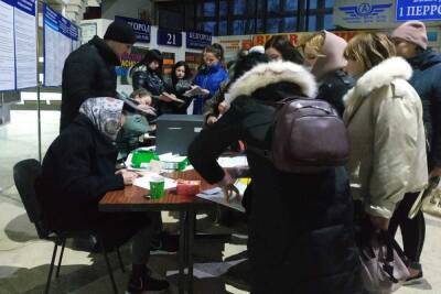 Жители Луганска увозят детей от беды подальше