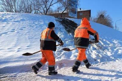 Коммунальщики засыпали песочной смесью стихийную горку на улице Матросова в Красноярске