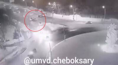 В Чебоксарах водитель "Тойоты" устроил лобовую аварию, вылетев на встречку