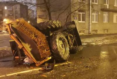 На Варшавской произошло жесткое ДТП с участием трактора и седана