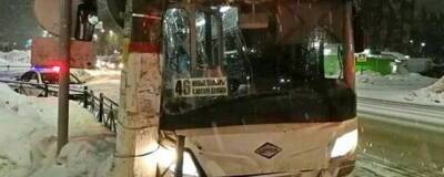 В Чебоксарах пассажирский автобус врезался в столб, пострадали три человека