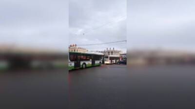 Более десятка автобусов для беженцев пригнали на воронежский вокзал: появилось видео