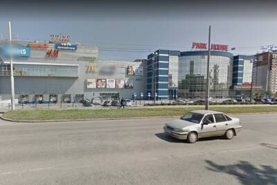 Молодая пара с ребенком украла телефон у посетителя ТЦ «Парк Хаус» в Екатеринбурге