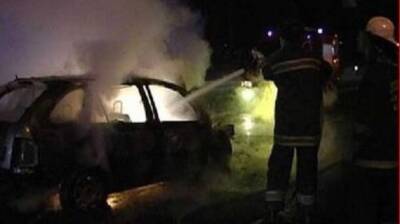 Два автомобиля сгорели ночью в Красносельском районе Петербурга