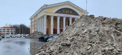 Огромные кучи грязного снега вывезли с главной площади Петрозаводска (ВИДЕО)