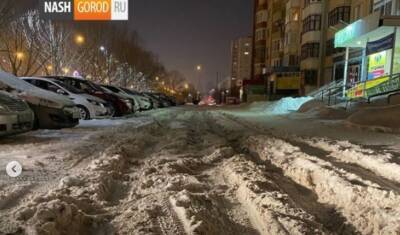Тюменка пожаловалась на неубранные кучи снега по улице Моторостроителей