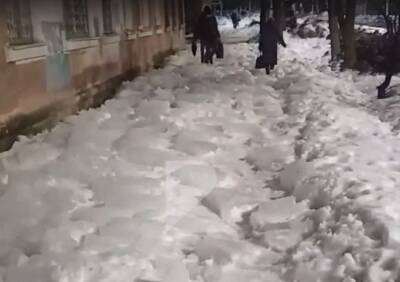 На улице Шевченко коммунальщики завалили тротуар ледяными глыбами