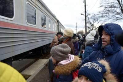 В МЧС сообщили о готовности 26 регионов принять беженцев из Донбасса