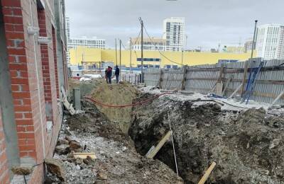 В Екатеринбурге рабочий погиб на стройке, упав в глубокую траншею