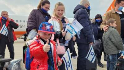 "Война ускорила решение": 75 репатриантов из Украины прибыли в Израиль