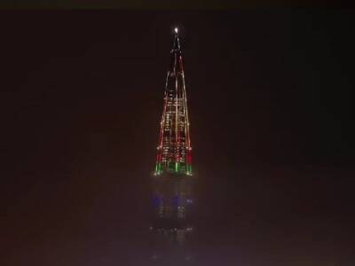 «Лахта Центр» сменил подсветку в честь завершения зимний Олимпийских игр в Пекине