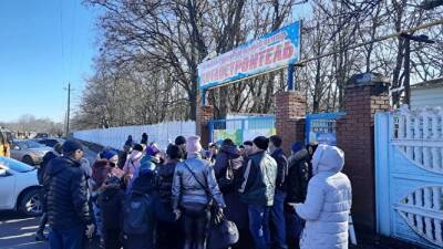 Беженцы из Донецка рассказали о неразберихе и огромных очередях на границе с Россией