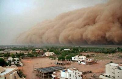 На Египет обрушился мощный циклон, курорты заливает дождем и засыпает песчаной пылью (видео)