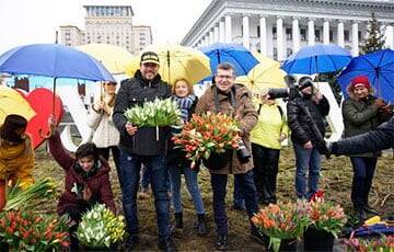Украинский фотограф раздал в центре Киева пять тысяч тюльпанов прохожим