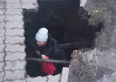 В Белгородской области женщина провалилась в дыру в тротуаре