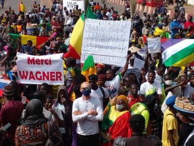 Париж больше не может играть в жандарма: в соцсетях поддержали антифранцузский митинг в Мали