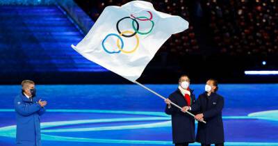 Глава МОК передал олимпийский флаг мэрам Милана и Кортина-д'Ампеццо