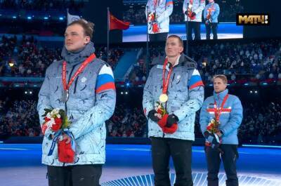 Большунову и Якимушкину вручили медали по итогам марафона на церемонии закрытия ОИ-2022. ФОТО