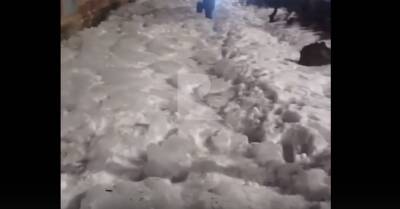 На улице Шевченко в Рязани коммунальщики завалили тротуар глыбами льда