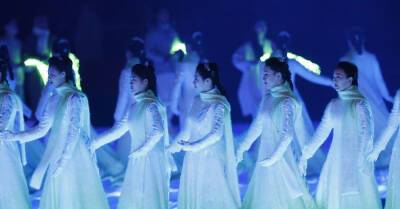 В Пекине прошла церемония закрытия Олимпиады, флаг Украины несла биатлонистка Елена Билосюк