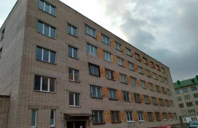 В Пинске работники МЧС спасли забравшегося на крышу здания мужчину