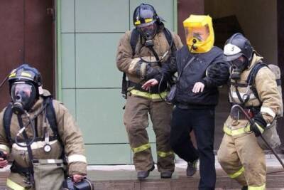 В Кузбассе пожарные спасли из горящего дома 14 человек. Четверо — дети