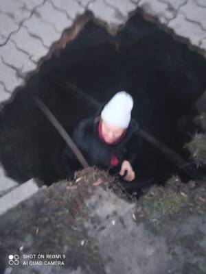В Белгородской области под женщиной обрушился тротуар. Она ушла под землю