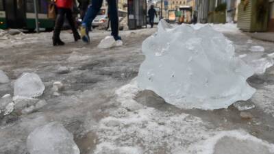 Шестилетняя девочка пострадала при падении ледяной глыбы в Нижнем Новгороде