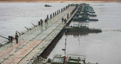 Вместе с продлением учений: в Беларуси вновь возвели понтонный мост через Припять (фото)