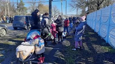 «Если тут замерзнем насмерть, кто за это будет отвечать?»: беженцы Донбасса жалуются на отсутствие условий, еды и туалетов в РФ