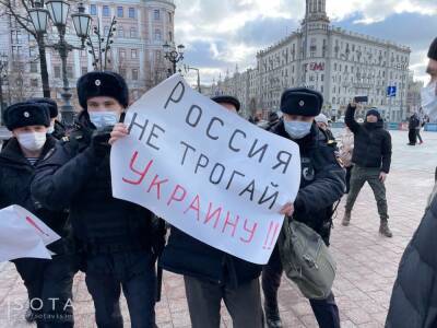 Россияне вышли на пикеты против войны с Украиной, их задержали