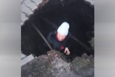 Под Белгородом женщина провалилась под землю вместе с тротуаром