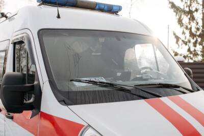 Двух пассажиров госпитализировали после лобового столкновения трех машин в Луге