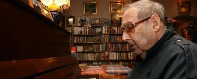 В Петербурге неизвестный напал с ножом на 88-летнего композитора Александра Колкера