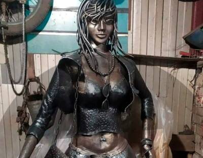 «Это не совсем путана, это путана 90-х»: под Белгородом увековечили в металле проститутку «Олечку»