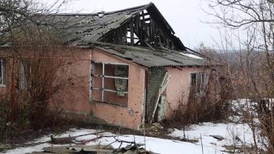 Украинские силовики бьют по жилым домам из тяжелой техники в Донбассе