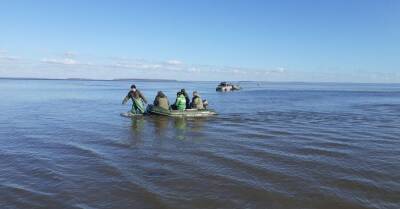 На Днепре 8 рыбаков “уплыли” на льдине, а 3 полицейских провалились под воду, пытаясь спасти мужчину