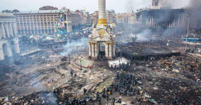 В Киеве вспоминают Небесную Сотню: в небо запущены лучи достоинства (ФОТО)