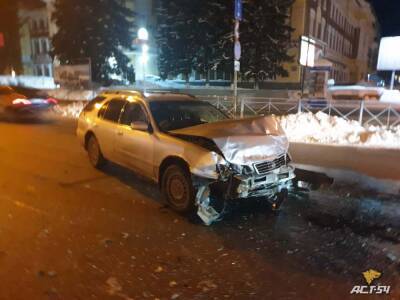 Появилось видео ДТП с Nissan Cefiro и Toyota Corolla Spacio в центре Новосибирска