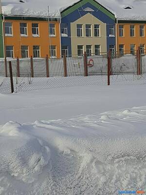 Фасад недостроенной школы в Кировском покрылся трещинами