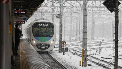 Сотни железнодорожных и авиарейсов отменены на севере Японии из-за снегопада