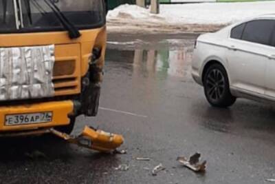 В Ярославле автобус протаранил трактор
