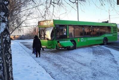 В Красноярске автобус №55 вылетел на тротуар рядом с остановкой «Театра Оперы и балета»